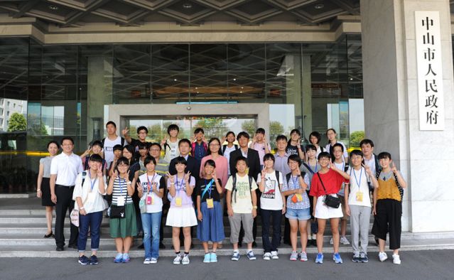 5-16 長崎學(xué)生在市府門前合影.JPG